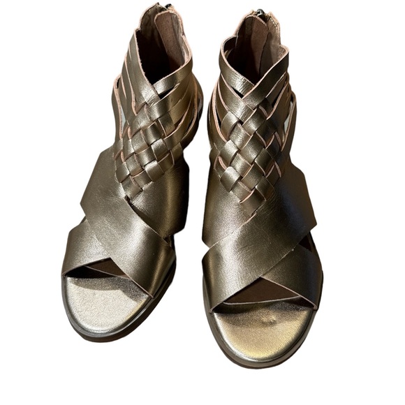 Sundance Shoes - Sundance Catalog Adair Gold Coast keather sandals sz 38 US size 7.5